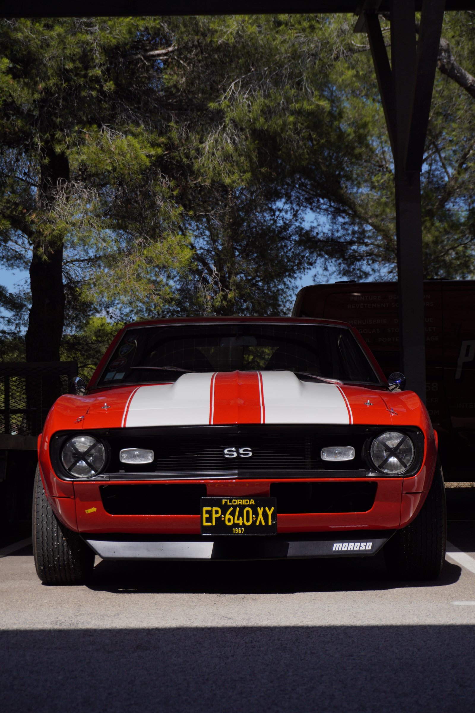 Chevrolet Camaro SS rouge à bandes blanches, vue de face
